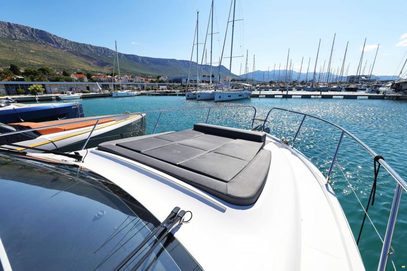 Sealine C390