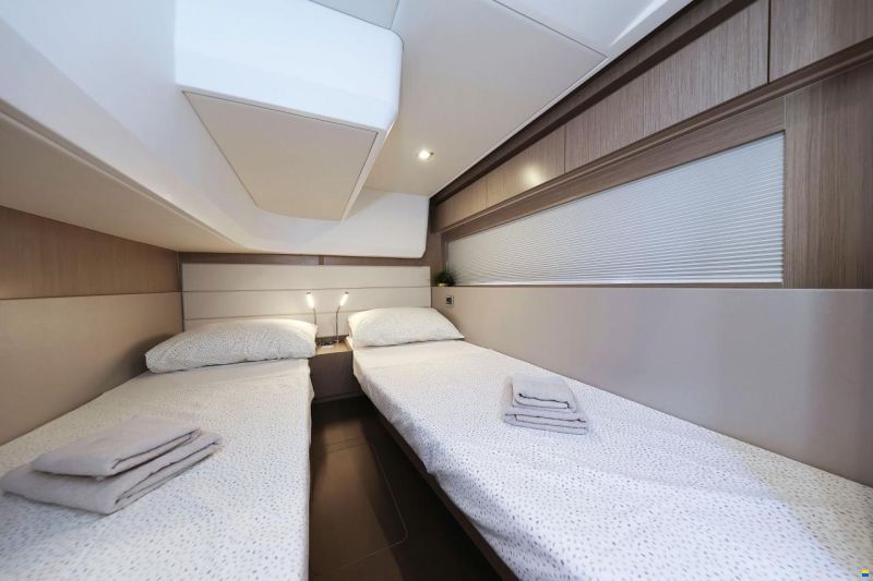 Sealine C390