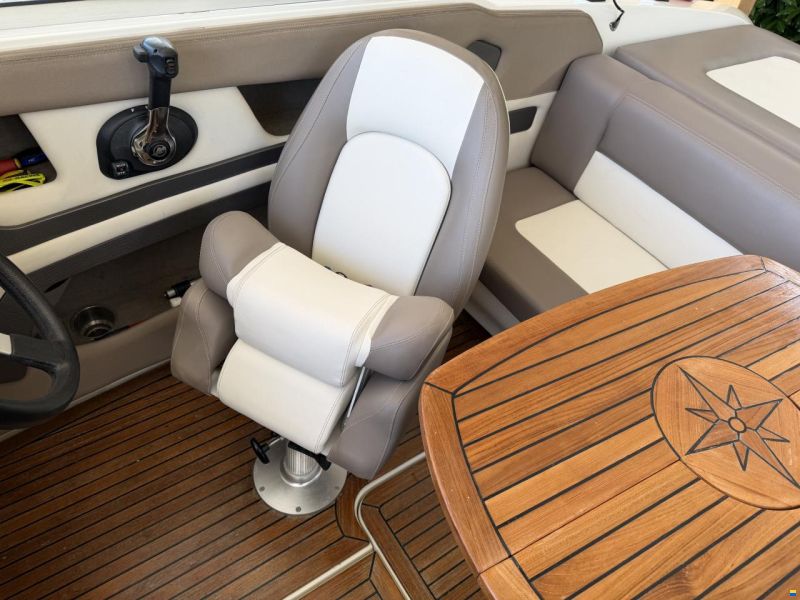 Sea Ray 210 Overnighter