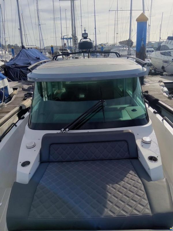 Axopar 37 Sports Cabin