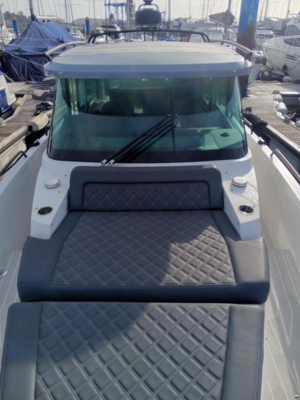 Axopar 37 Sports Cabin