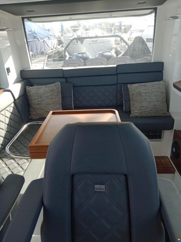 Axopar 37 Sports Cabin