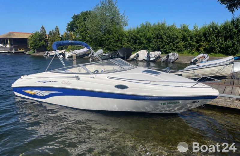 Rinker 232 Captiva Cuddy