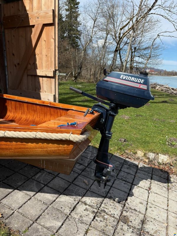 Ruderboot aus Mahagoni formverleimt