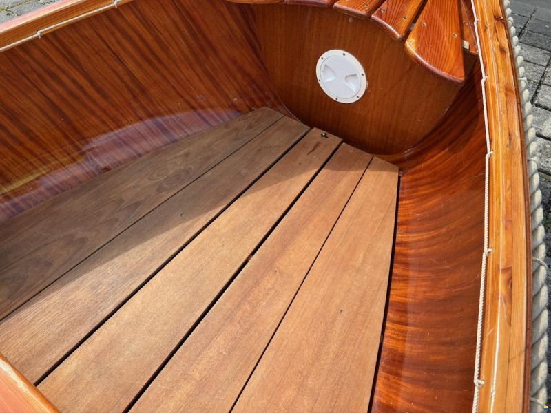 Ruderboot aus Mahagoni formverleimt