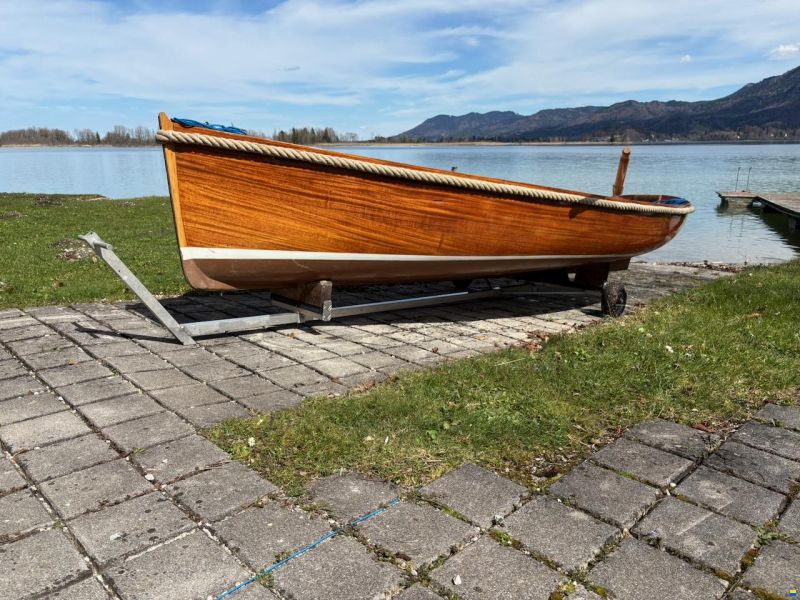Ruderboot aus Mahagoni formverleimt