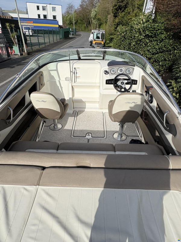 Sea Ray 210 Overnighter
