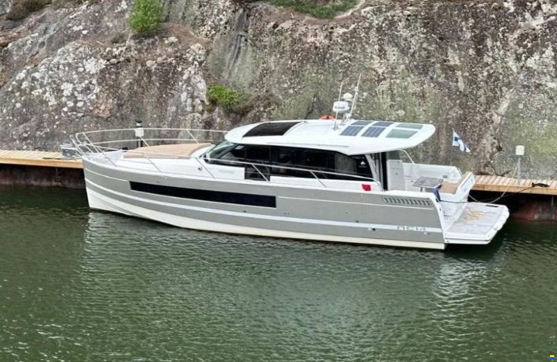 Jeanneau NC14 with new engines