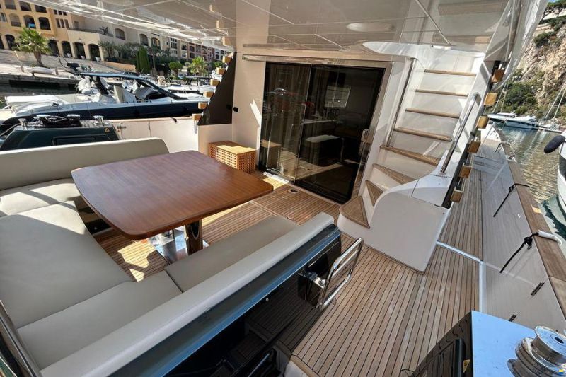 Azimut Magellano 66