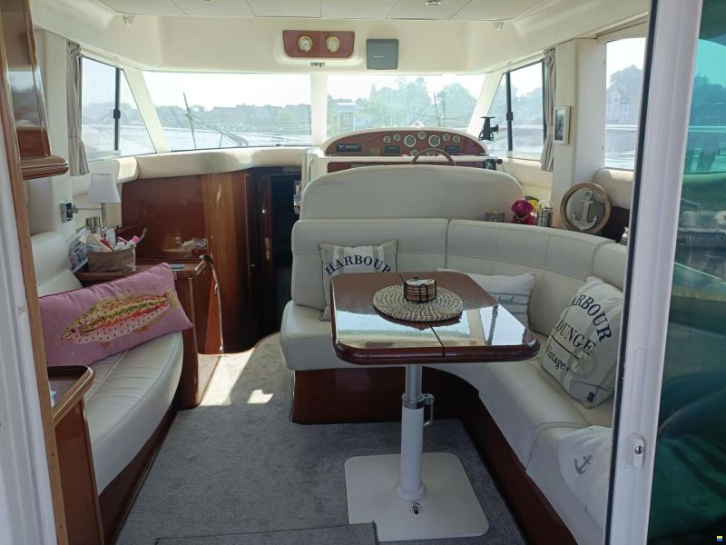 Jeanneau Prestige 36 Fly mit Welle/Bug- u. Heckst