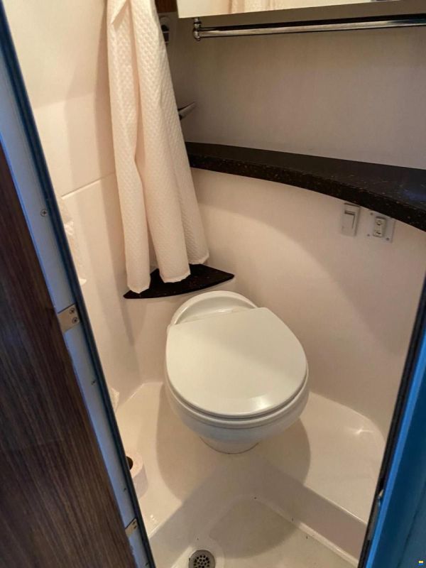 Regal 28 Express Cruiser
