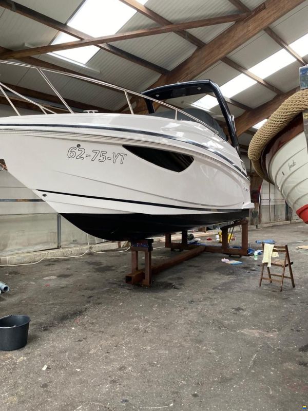 Regal 28 Express Cruiser