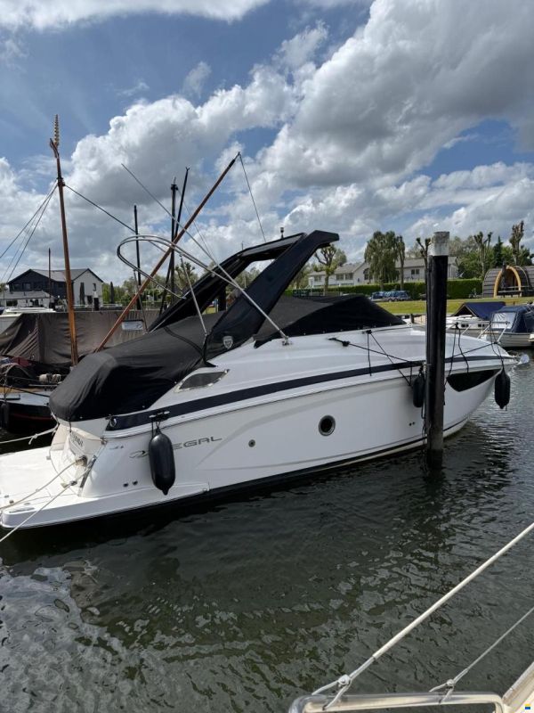 Regal 28 Express Cruiser
