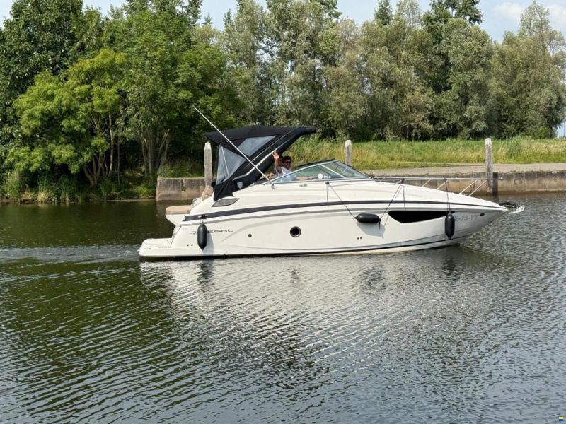 Regal 28 Express Cruiser