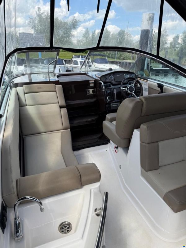 Regal 28 Express Cruiser
