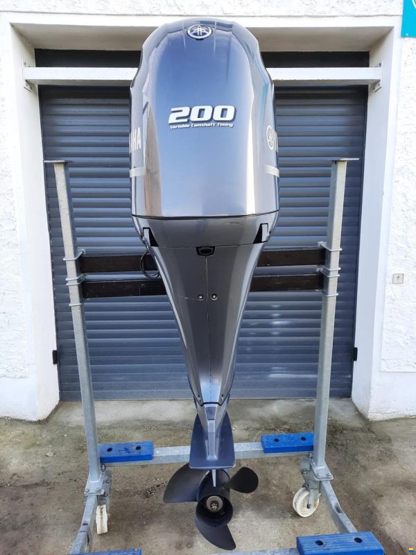 Yamaha F200