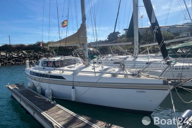 1983 Jeanneau Espace 1000 sailboat docked in a marina, with clear skies.