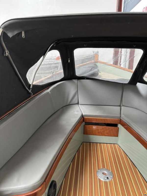 Victoria 700