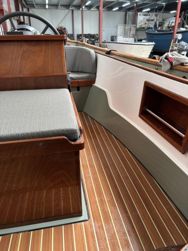 Victoria 700