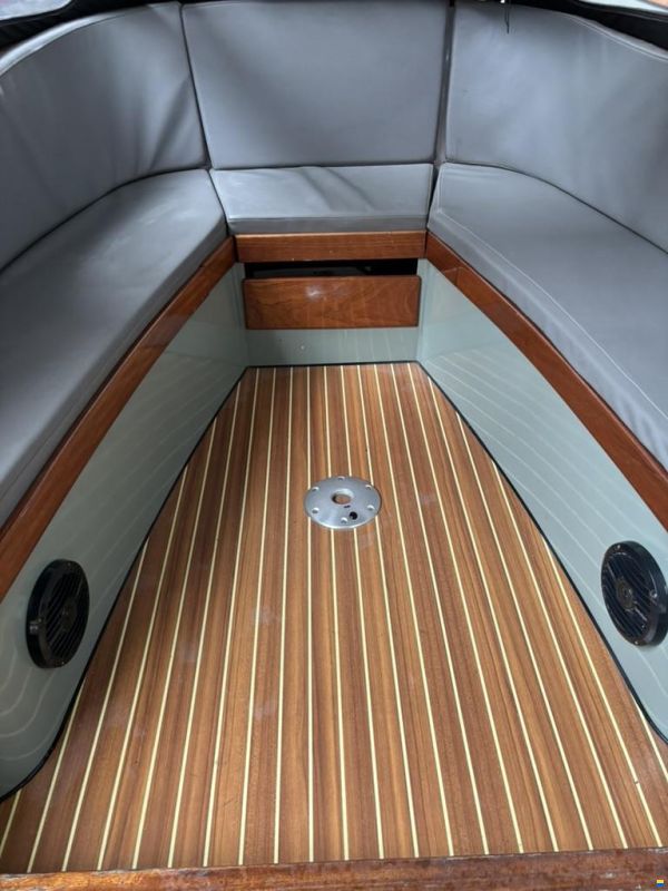 Victoria 700