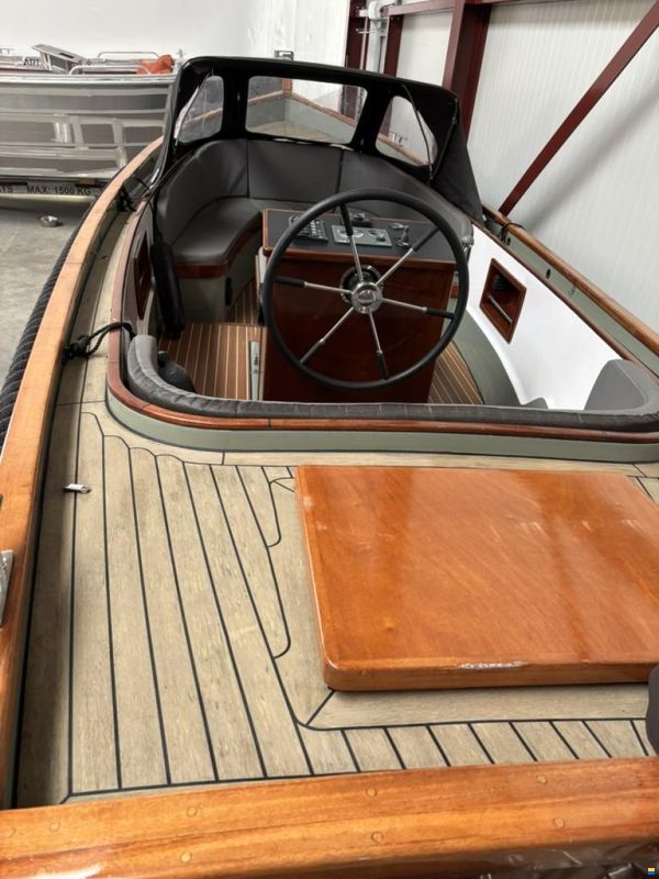 Victoria 700