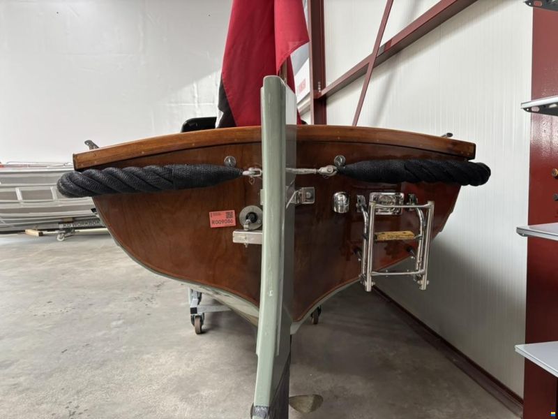 Victoria 700