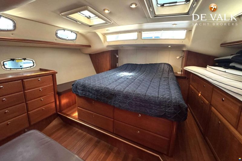 Hunter Marine 50 Center Cockpit