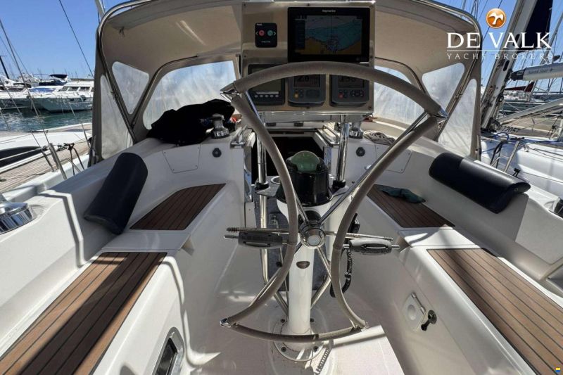 Hunter Marine 50 Center Cockpit