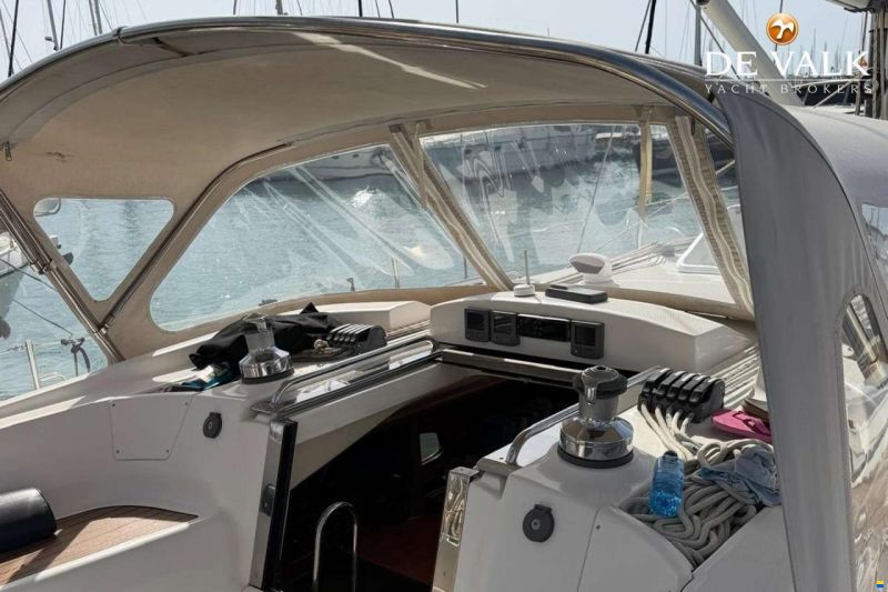 Hunter 50 Center Cockpit