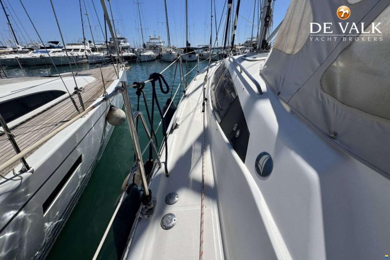 Hunter Marine 50 Center Cockpit