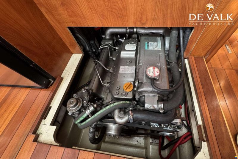 Hunter Marine 50 Center Cockpit