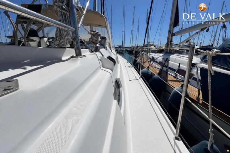 Hunter Marine 50 Center Cockpit