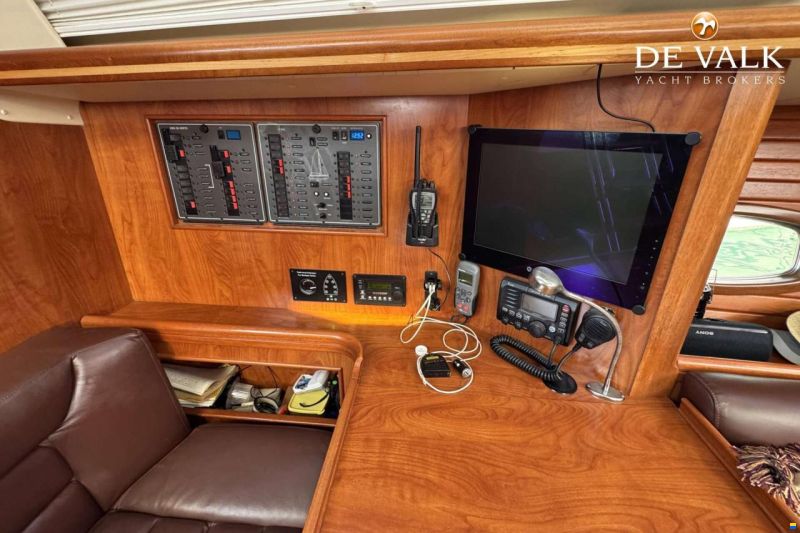 Hunter Marine 50 Center Cockpit
