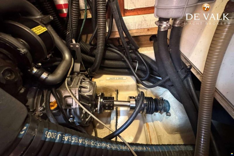 Hunter Marine 50 Center Cockpit
