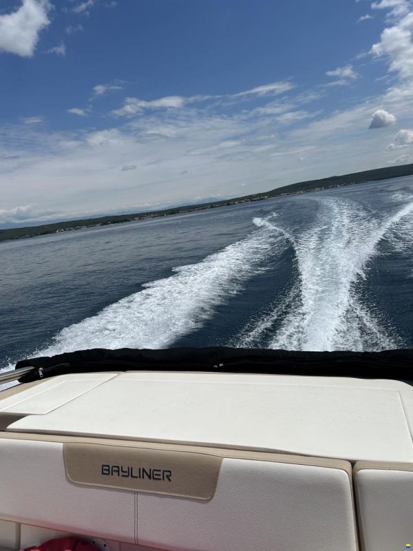 Bayliner VR5 Cuddy