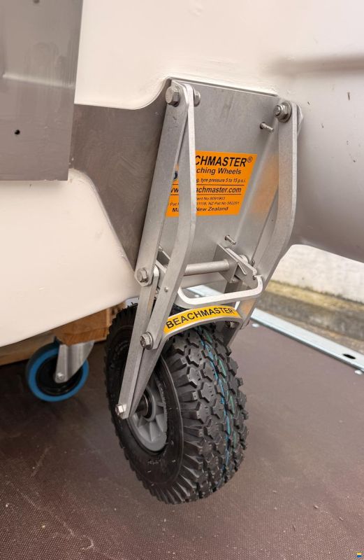 Whaly 270 - Robustes HDPE Boot in Weiss