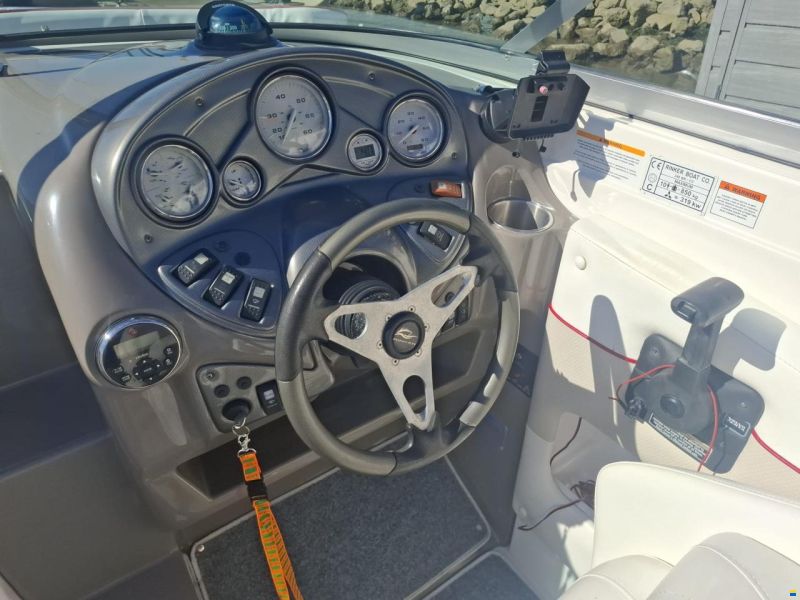 Rinker 246 Captiva Cuddy