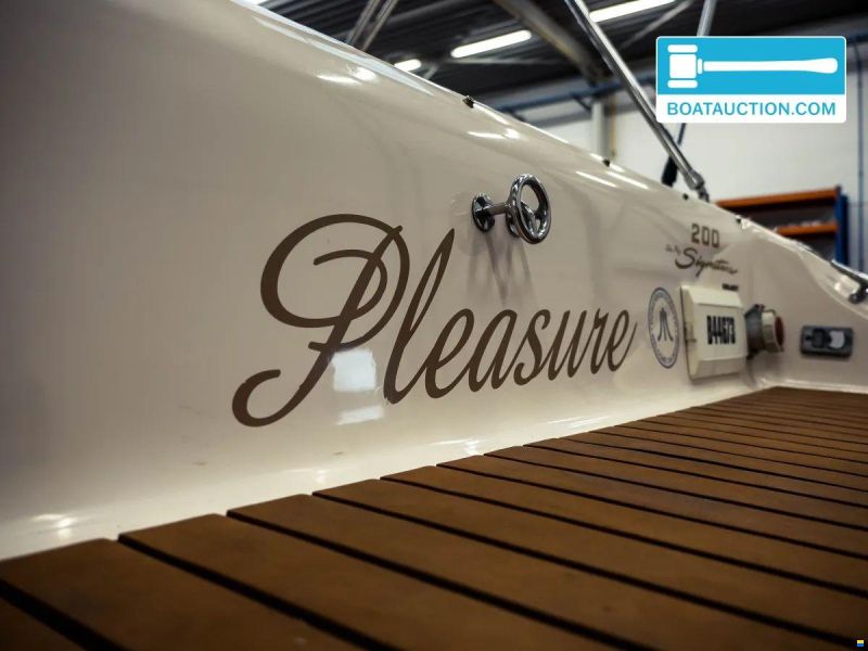 Sea Ray 200 Signature