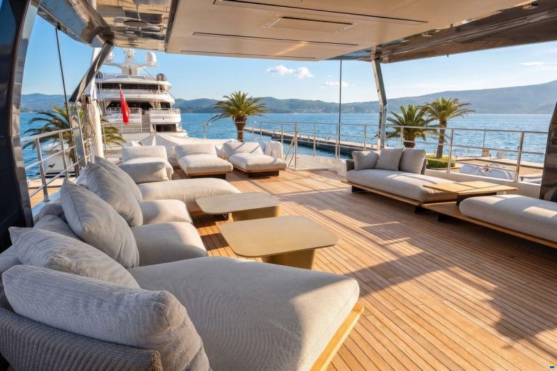 Ferretti Custom Line Navetta 42