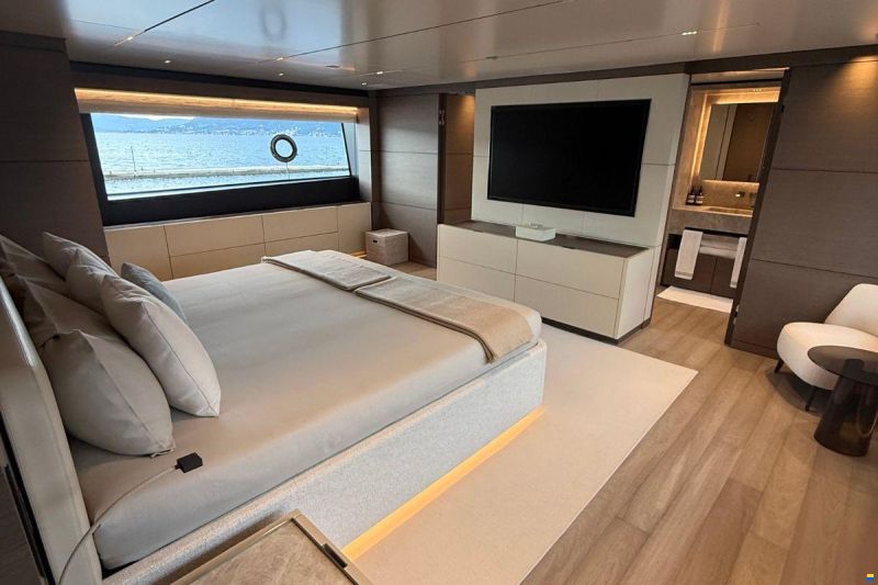 Ferretti Custom Line Navetta 42
