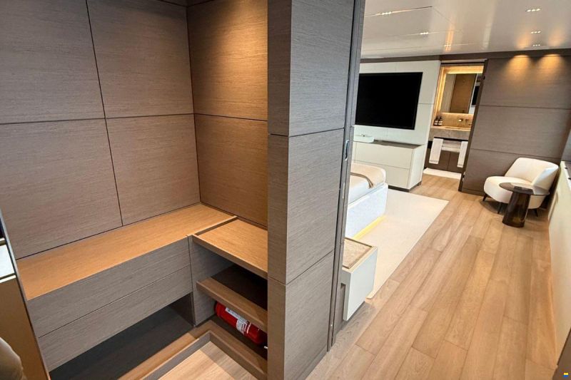 Ferretti Custom Line Navetta 42