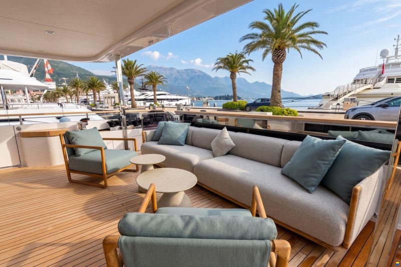 Ferretti Custom Line Navetta 42