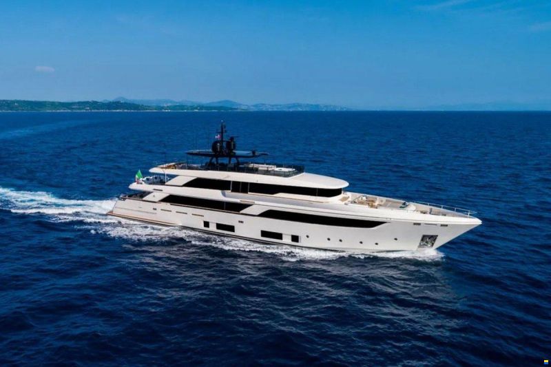 Ferretti Custom Line Navetta 42