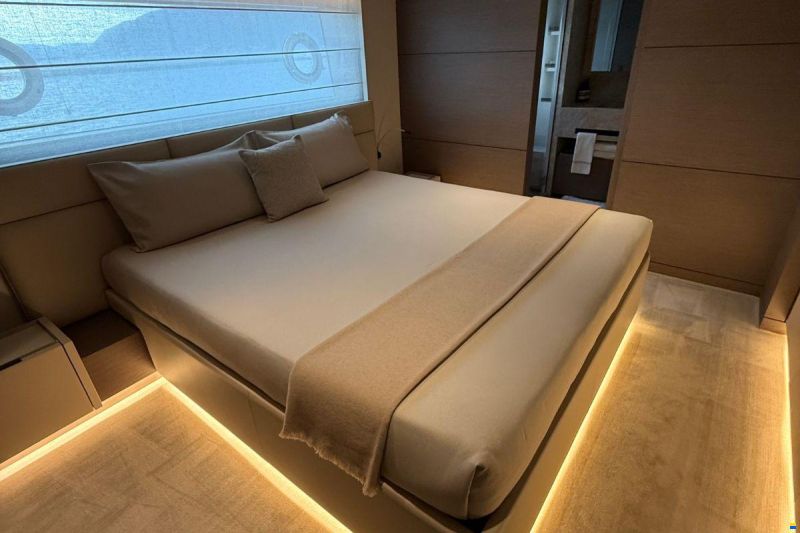 Ferretti Custom Line Navetta 42