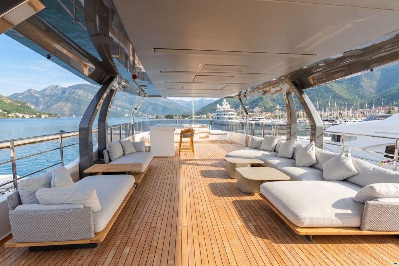 Ferretti Custom Line Navetta 42