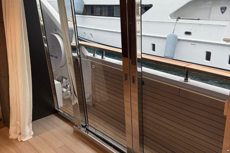 Ferretti Custom Line Navetta 42
