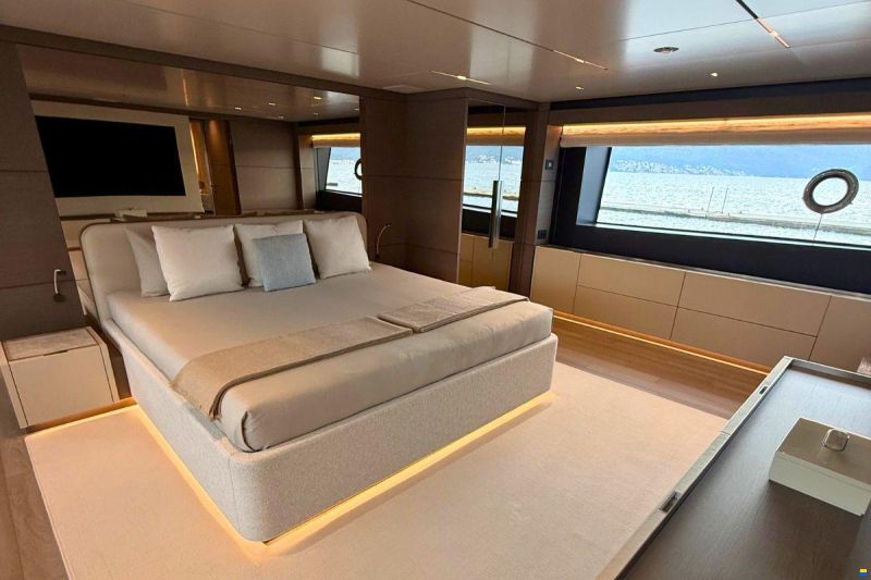 Ferretti Custom Line Navetta 42