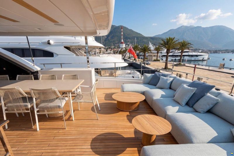 Ferretti Custom Line Navetta 42