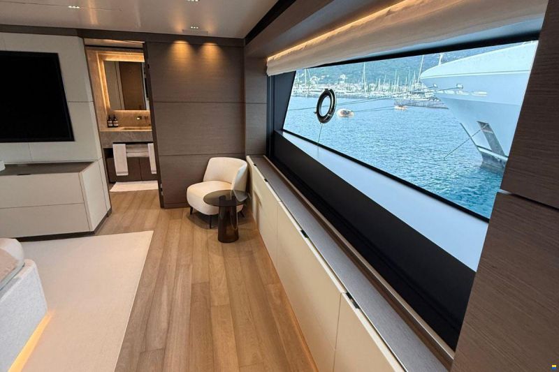 Ferretti Custom Line Navetta 42