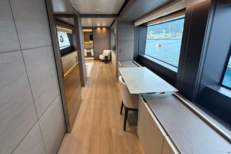 Ferretti Custom Line Navetta 42